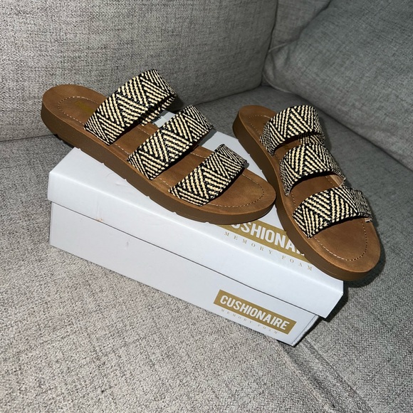 NWT sandals - Picture 3 of 4